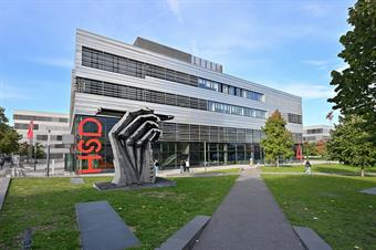 Statue vor dem Gebäude 4 auf dem HSD Campus